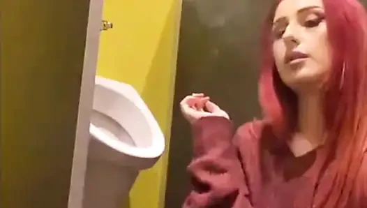 Pisuvarda sigara içiyor