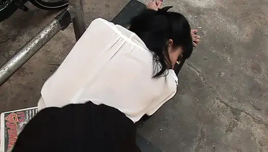 Üvey erkek kardeşim beni bir şantiyede sikiyor