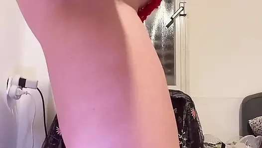 Kırmızı dantelli iç çamaşırımı ve yeni dildomu fışkırtmak için kendimi sikiyorum