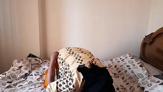 Seksi üvey anne üvey oğlunun büyük yarağını görüyor ve onu sikmek istiyor - priya chatterjee azgın biniyor