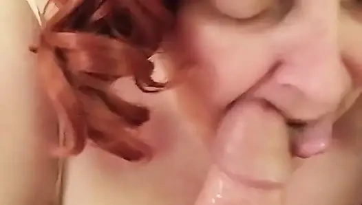 Olgun Kızıl Saçlı Kişi Penisi Yalamaktan Hoşlanır