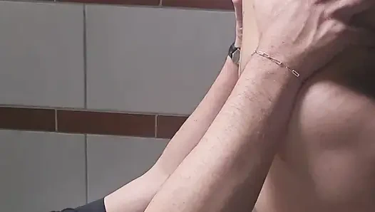 Orta yaşlı seksi kadın yerel barda banyoda sikiliyor