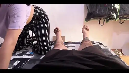 Güzel üniversiteli kız beni emiyor ve dölünü yutuyor