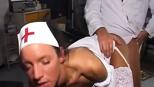Olgun hemşire doktor tarafından sert sikiliyor