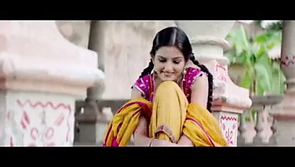 Bhojpuri aktris göğüs dekoltesini gösteriyor