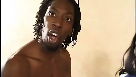 Abanoz bebek gets bir binmek üzerinde onun çük