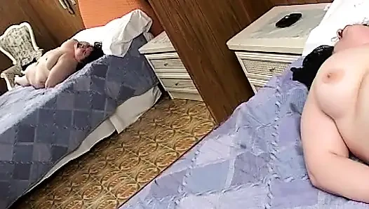 Tıknaz esmer tek başına seksin tadını çıkarıyor