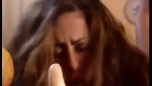 Alex amını yalatıyor ve sonra erkek arkadaşına ayakla muamele çekiyor