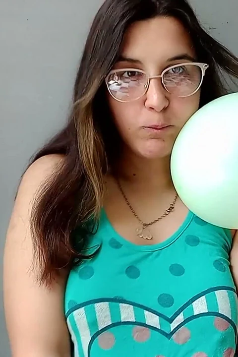 Yeşil balonlar ve pembe baloncuk yakın çekim oral seks - tavşan tezgahçı