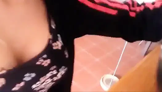 Arabamın koltuğuna ve üstüne işiyorum