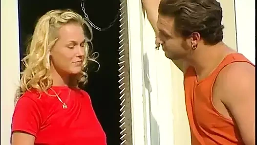 Ateşli sarışın güzel kadın tıraşlı amcığıyla büyük bir sert yarağa biniyor