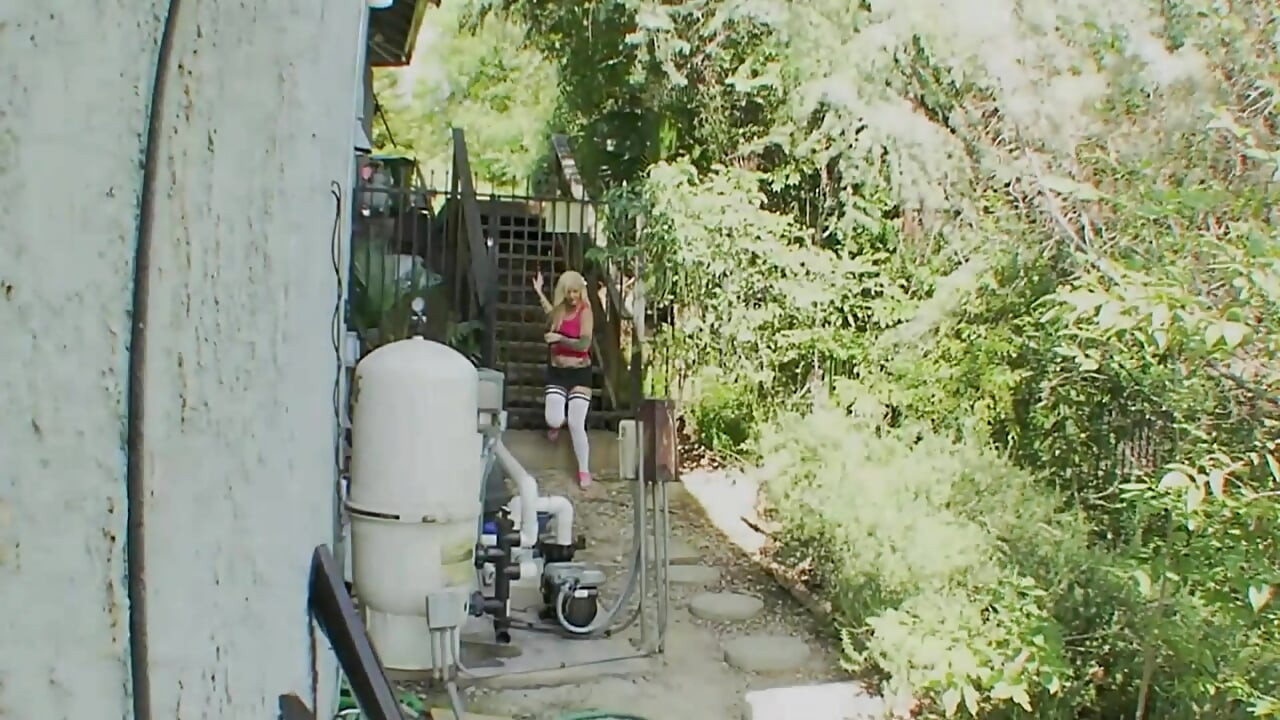 Seksi ateşli sarışın kız sağlam bir sert yarak alıyor