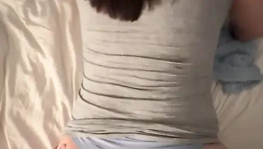 Pawg ev hanımı yanaklarını tangayla sikmeyi seviyor