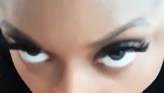 Ateşli zenci charlotte lavish beyaz gizemli adama sakso çekiyor