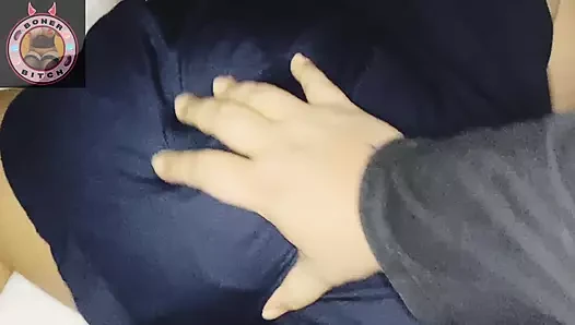 Seksi Hintli üvey kız kardeşim büyük götü ve büyük göğüsleriyle beni azdırıyor ve vücudunun her yerine dokunmama izin veriyor