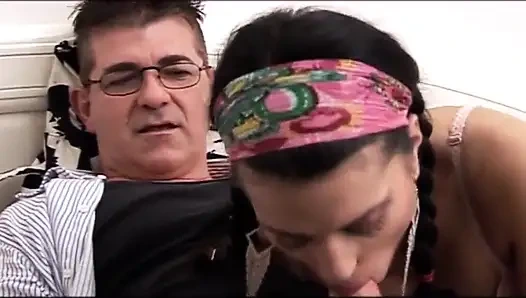 Olgun yarak güzel göğüsleri seksi amcığı seviyor