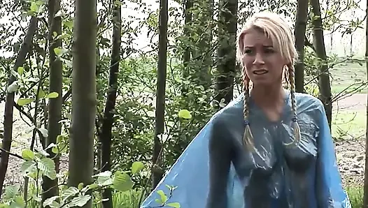 Deni dışarıda maskeli erkeklerle sapık oyunlar oynuyor