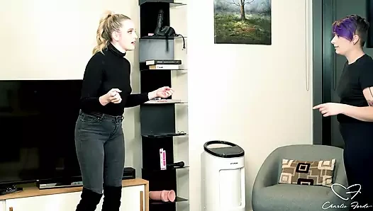 Lezbiyen hırsızlar Charlie Forde ve Mia Amethyst sikişiyor!