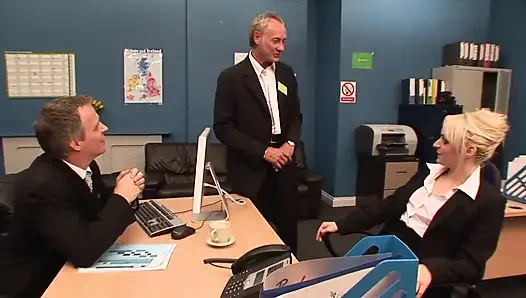 Amcık yalama büyük siyah amcığı parmaklıyor sikişiyor