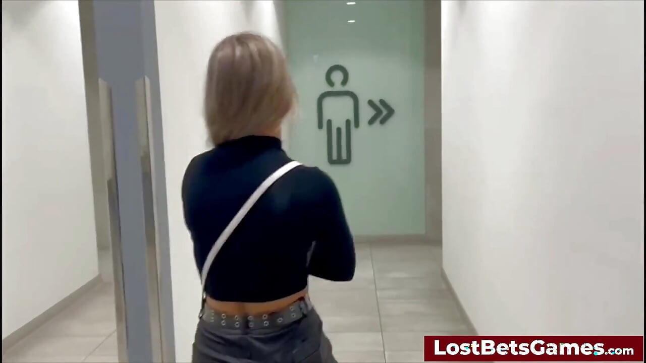 Striptiz uçan kartları cezalandırma turu eğlence sunuyor