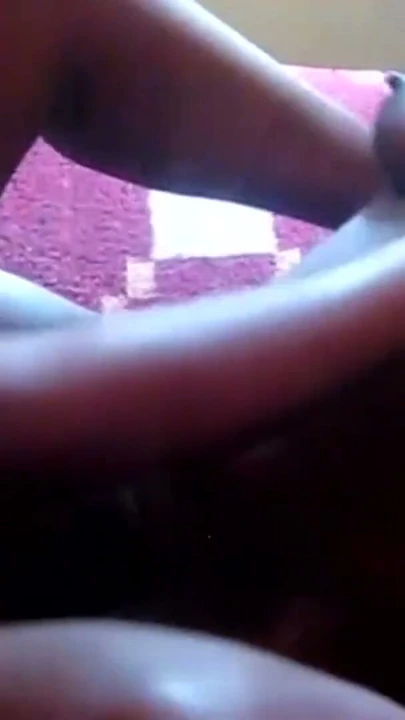 Gerçek koyu tenli Afrikalı evli lezbiyen milf oyun etrafında parmaklama ve kedi makaslama | Klip 1