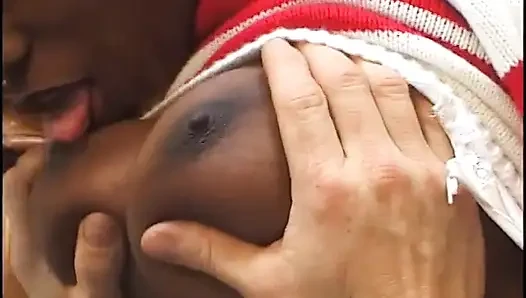 Zenci büyük memeli seksi kızı çılgınca sikiyor