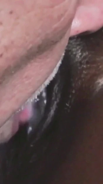 Сногсшибательный момент из "Поедания киски, подборка, черную милфу поедает ее белый любовник"