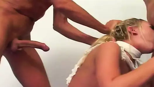 Kirli fahişe sadece aynı anda içinde iki yarakla ihtiyaçlarını karşılayabilir