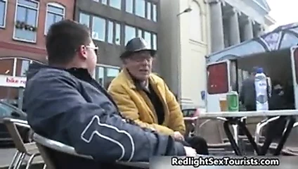 Azgın turist biraz sikmek istiyor