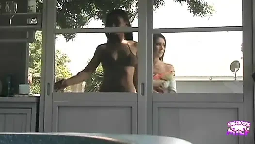 İki büyük memeli sürtük ateşli bir üçlü sekse dönüşene kadar havuzda öpüşüyordu.