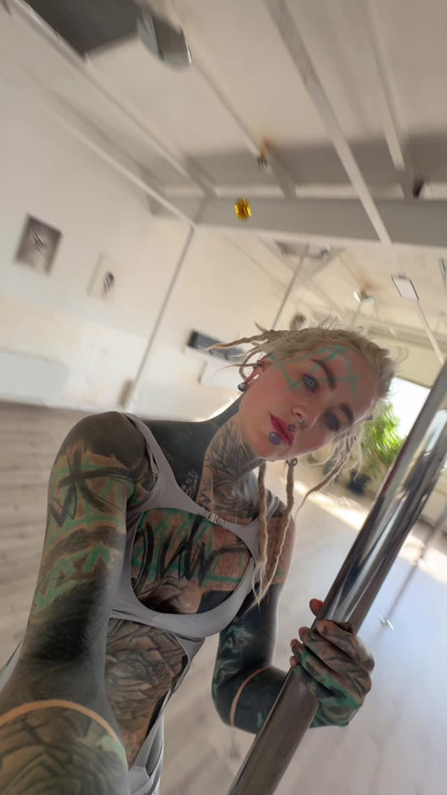 Hi  I love to dance for you. Do you wanna see it and even more? Follow me now!