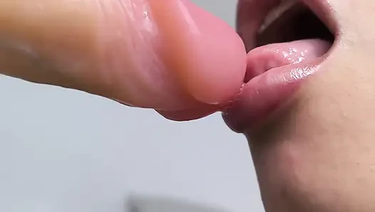 Salyalar akıyor ve dudak emiyor (çok yakın geliyor) ASMR