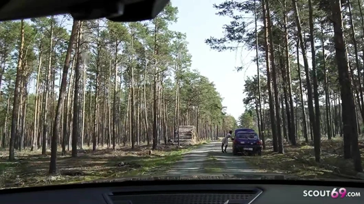 Minyon Alman gözlüklü kız tinyemily araba arızasıyla ilgili yardım için yabancıyla sikişiyor