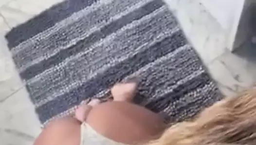 Şaşırtıcı banyo oral seks