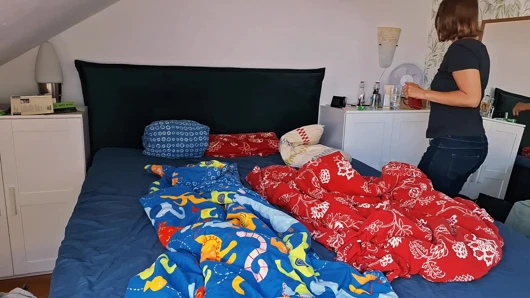 Orta yaşlı seksi kadın ve ateşli evli kadının amına fışkırtarak ve döllemeyle ateşli prezervatifsiz sikişiyor - doğum kontrolü yok, şimdi hamile mi?