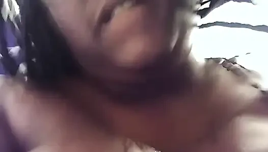 Seni düşünüyor ve mastürbasyon yapıyor