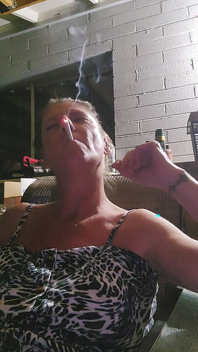 Sigara smokimg en seksi orta yaşlı seksi kadın fışkırtıyor