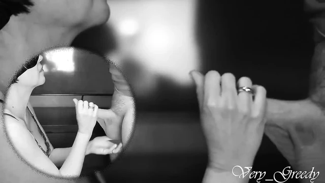 Orta yaşlı seksi kadın catwoman büyük bir yarak emiyor ve dölü yutuyor ve sonra çifte görünümde ellerinden yalıyor