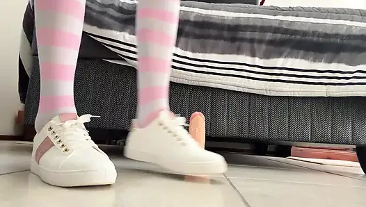 Kadın Egemenliği Dildoya Biniyor. Kalçası Yüksek Çorap Giyerken Bekaret Kemeri Içinde Kilitli