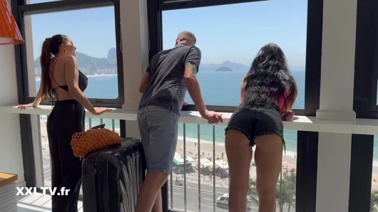 Ona Clea Gaultier ve Anna Polina hizmet ediyor