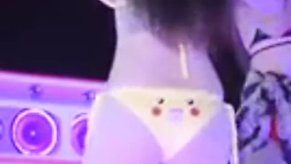 Dans eden sevimli ve seksi kız