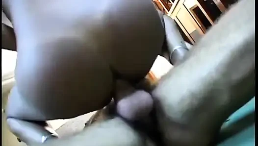 Sert yaraklı sarışın transeksüel hunk'un sert direğine oturuyor