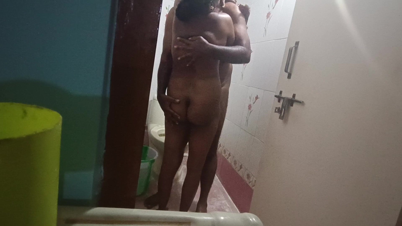 Hintli çift ateşli banyo yapıyor