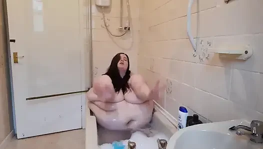 İri güzel kadın banyo zamanı eğlencesi ve göbek sallıyor
