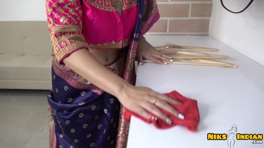 Büyük memeli Hintli MILF, Saree Choli'yi çıkarıyor ve Devar Ji ile sikişiyor
