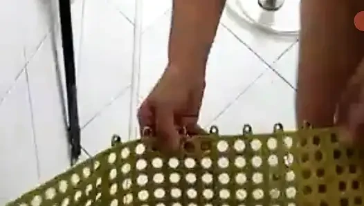 Banyo yaparken sabah alışkanlığı görüntülü seks görüşmesi