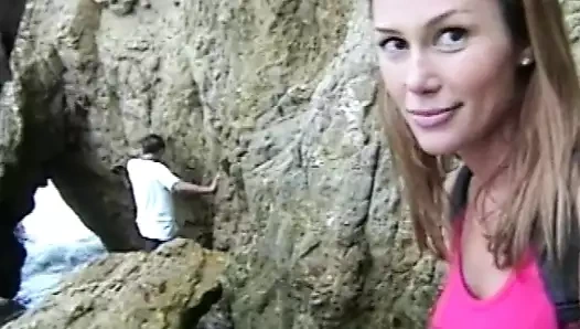 Sıcak esmer ile dev memeler gets şehvetli sikme içinde the küvet