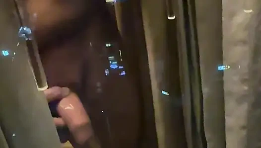 Manzaralı odamda prezervatife işiyorum