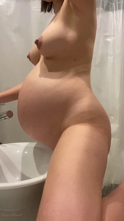 Çaresiz hamile kız banyo tezgahında sikişiyor