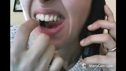 Chantal'ın dişleri çürümüş ve siyah dökülüyor